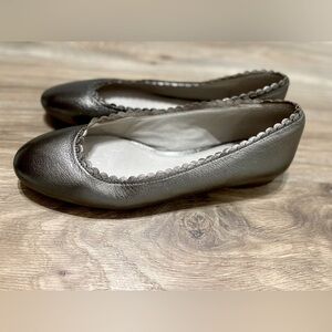 Louise et Cie Women's Caynlee Metallic Silver Leather Flats - Size 8.5